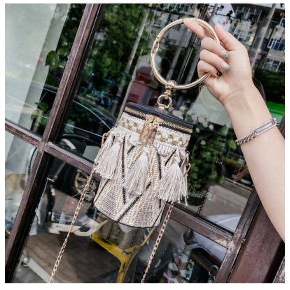 Handbags - Need gone🥳 Beige tassel hanging purse❤️.